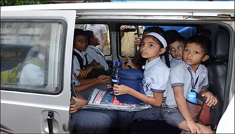 கொங்கணாபுரம் அருகே அனுமதி இன்றிபள்ளி மாணவர்களை ஏற்றி வந்த தனியார் வாகனம் சிறை பிடிப்பு