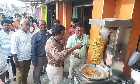 ஷவர்மா சாப்பிட்ட மாணவி மரணம்: 'பாஸ்ட்புட்' கடைகளில் அதிகாரிகள் சோதனை