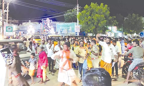 ஊர்வலமாக எடுத்து வரப்பட்ட விநாயகர் சிலைகள்.