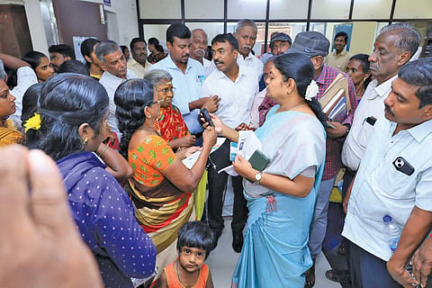 ஆய்வின்போது அமைச்சர் கீதாஜீவன் உதவி மையத்திற்கு வந்த பெண்களிடம் குறைகளை கேட்டு விளக்கமளித்த காட்சி.
