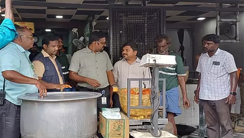 சேலம் பேர்லேண்ட்ஸ் பகுதியில் உள்ள ஒரு ஓட்டலில் உணவு பாதுகாப்பு துறை அதிகாரிகள் சோதனை நடத்திய காட்சி. 