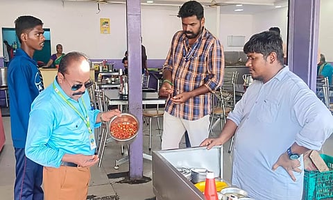 டவுன் பகுதியில் உள்ள ஒரு ஓட்டலில் சுகாதார அலுவலர் இளங்கோ ஆய்வு நடத்திய காட்சி.