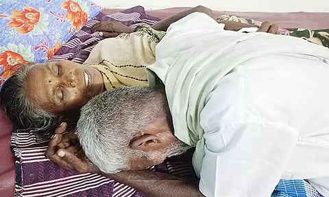 பாம்பு கடித்து பலியான மனைவியின் உடலை கட்டிப்பிடித்தவாறு கணவர் முனியாண்டி கதறி அழுத காட்சி.