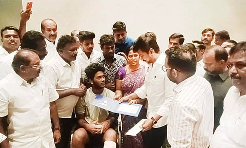 கணுக்காலை இழந்த மதுரை ஜூடோ வீரருக்கு அமைச்சர் உதயநிதி நிதியுதவி