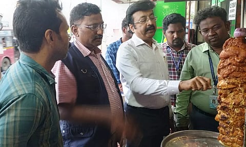 சவர்மா விற்பனை செய்யும் உணவகங்கள் பின்பற்ற வேண்டிய நடைமுறை என்ன?: அதிகாரி விளக்கம்