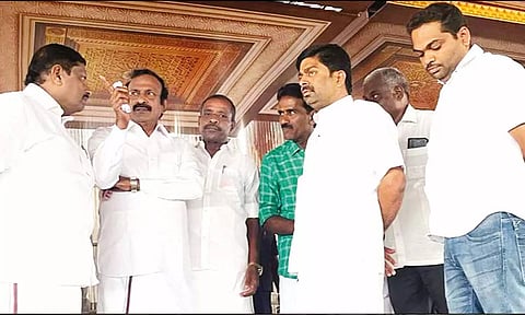 மேடை-பந்தல் அமைக்கும் பணியை அமைச்சர் முத்துசாமி ஆய்வு செய்த காட்சி.