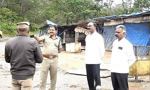 ஆய்வு மேற்கொண்ட அதிகாரிகள்.
