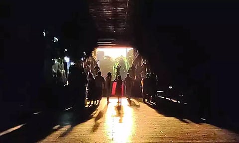 சங்கரநாராயண சுவாமி கோவிலில் சூரிய ஒளி சிவலிங்கத்தின் மீது விழுந்த காட்சி.