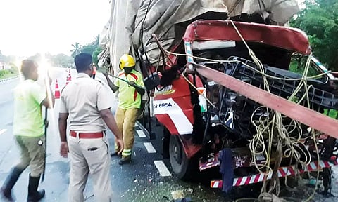 பர்கூர் அருகே விபத்து: லாரிகள் மோதி டிரைவர்-கிளீனர் பலி