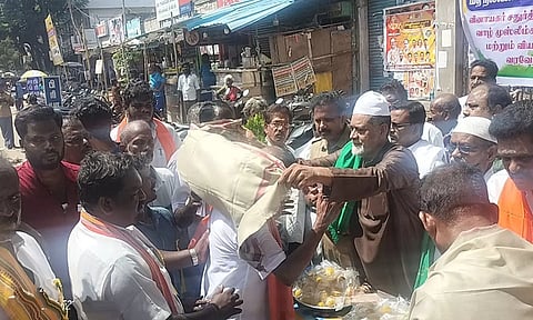 விநாயகர் சிலை ஊர்வலத்தில் கலந்து ெகாண்டவர்களை முஸ்லிம், கிறிஸ்துவர்கள் திரளாக கூடி வரவேற்றனர்.