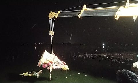 பொக்லைன் எந்திரம் மூலம் ஏரியில் விநாயகர் சிலை கரைக்கப்பட்டது.