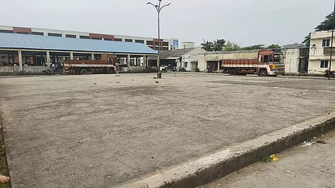 பரபரப்பாக காணப்படும் செஞ்சி ஒழுங்குமுறை விற்பனைக் கூடம் வெறிச்சோடிக் கிடப்பதை படத்தில் காணலாம்.