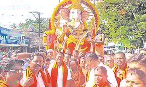 காரைக்காலில் விநாயகர் சிலை ஊர்வலத்தை அமைச்சர் சாய்.ஜெ.சரவணன்குமார் தொடங்கி வைத்த போது எடுத்த படம்.