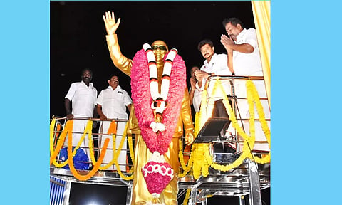 மதுரை மஸ்தான்பட்டி பகுதியில் முன்னாள் முதல்வர் கருணாநிதியின் திருவுருவச்சிலையை அமைச்சர் உதயநிதி ஸ்டாலின் திறந்துவைத்த காட்சி.