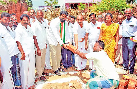 குளத்துகுடியிருப்பில் மேல்நிலை நீர்தேக்க தொட்டிக்கான அடிக்கல் நாட்டு விழா ஊர்வசி அமிர்தராஜ் எம்.எல்.ஏ. தலைமையில் நடைபெற்றது. அருகில் ஆழ்வார்திருநகரி ஊராட்சி ஒன்றிய சேர்மன் ஜனகர் உள்ளார்.