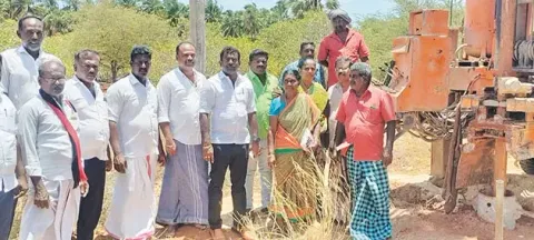 40-வது ஆழ்துளை கிணறு அமைக்கும் பணியை நெல்லை மாவட்ட பஞ்சாயத்து மற்றும் திட்டக்குழு தலைவர் வி.எஸ்.ஆர். ஜெகதீஷ் தொடங்கி வைத்தார்.
