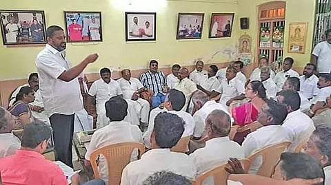 அ.தி.மு.க. ஆலோசனை கூட்டம் நடந்தபோது எடுத்த படம்.