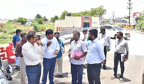 பழையபேட்டை கண்டியப்பேரியில் புதிதாக கட்டப்பட்டுள்ள பாலத்தை அதிகாரிகள் ஆய்வு செய்த காட்சி.