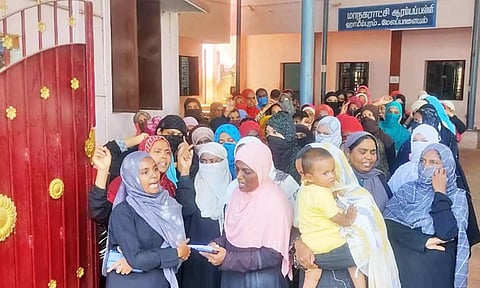 மாநகராட்சி ஆரம்ப பள்ளியை பெற்றோர்கள் முற்றுகையிட்டு போராட்டம்- காலாண்டு தேர்வை ஆன்லைன் மூலம் நடத்த எதிர்ப்பு