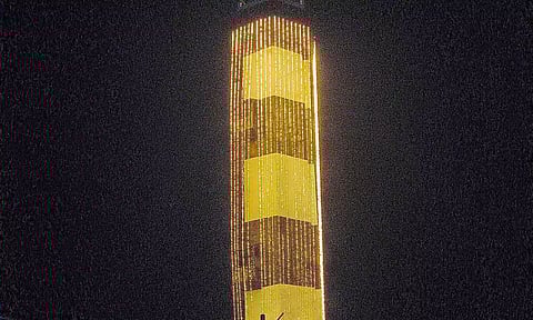  கலங்கரை விளக்கம் மின்னொளியில் ஜொலிக்கும் காட்சி.