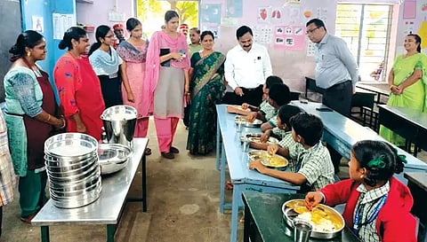 சேலம் மாவட்ட கண்காணிப்பு அலுவலர் சங்கர் இன்று சேலம் கொண்டப்பநாயக்கன்பட்டி ஊராட்சி ஒன்றிய தொடக்கப்பள்ளியில் முதல்-அமைச்சரின் காலை உணவுத் திட்டத்தின் கீழ் குழந்தைகளுக்கு உணவு வழங்கப்படுவதை திடீர் ஆய்வு மேற்கொண்டார். அருகில் கலெக்டர் கார்மேகம் மற்றும் அதிகாரிகள் உள்ளனர்.
