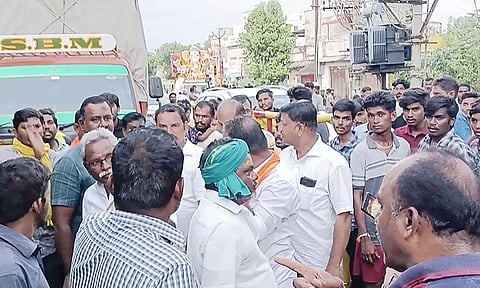 அனுமதியின்றி எடுத்து செல்லப்பட்ட விநாயகர் சிலை தடுத்து நிறுத்தம்