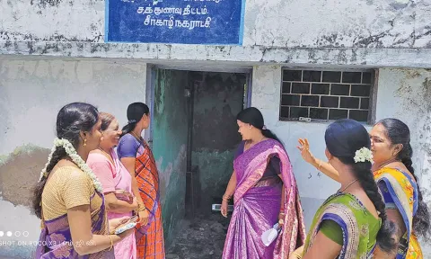 சமையல் கட்டிடத்தை நகராட்சி ஆணையர் ஹேமலதா, தலைவர் துர்கா ராஜசேகரன் ஆய்வு செய்தனர்.