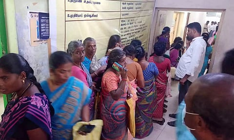  விண்ணப்பத்தின் நிலையை அறிந்து கொள்ள காத்திருந்த பெண்கள்.