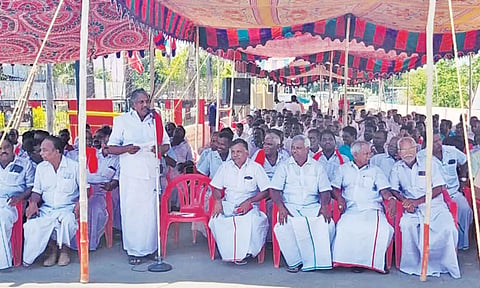 காவிரி படுகை பாதுகாப்பு கூட்டியக்கம் சார்பில் தொடர் முழக்க போராட்டம் நடந்தது.