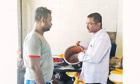 சுகாதாரதுறை அதிகாரிகள் அசைவ உணவங்களில் அதிரடி ஆய்வு செய்தனர்.