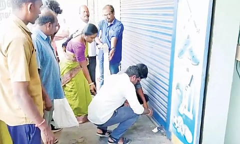 வாடகை செலுத்தாத கடைகளுக்கு அதிகாரிகள் பூட்டி சீல் வைத்தனர்.