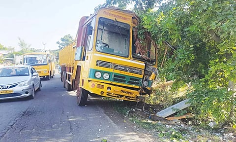 மின்கம்பத்தில் மோதிய லாரி.