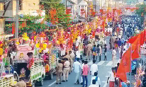 அதிராம்பட்டினத்தில் விநாயகர் ஊர்வலம் நடந்தது.