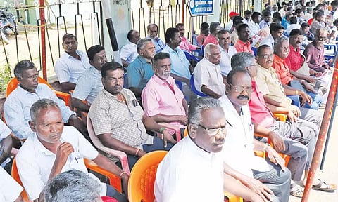 மின்வாரிய ஊழியர்கள் தர்ணா போராட்டத்தில் ஈடுபட்டனர்.