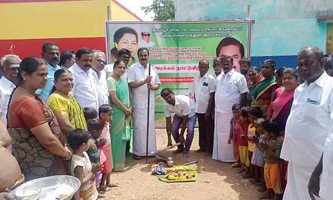  புதிய திட்டப்பணிகளை எம் .எஸ் .எம் .ஆனந்தன் எம் எல். ஏ., தொடங்கி வைத்த போது எடுத்த படம்.