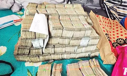 மஹாதேவ் சூதாட்ட செயலி வழக்கில் தொடர்பு: பிரபல மேலாளர்கள் வீட்டில் ரூ.2½ கோடி ரொக்கம் பறிமுதல்