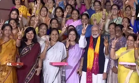 மகளிர் இட ஒதுக்கீடு மசோதா நிறைவேற்றம் - பிரதமருக்கு வாழ்த்து தெரிவித்த பெண் எம்.பி.க்கள்