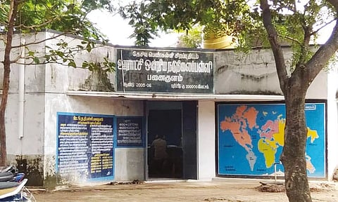 பாப்பாரப்பட்டி அருகே தண்ணீர் தொட்டியில் மனித கழிவு கலக்கப்பட்டதாக கூறப்படும் பனைக்குளம் ஊராட்சி ஒன்றிய நடுநிலைப்பள்ளியை காணலாம்.