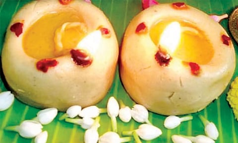 மகாலட்சுமி செய்யும் மாவிளக்கு பூஜை