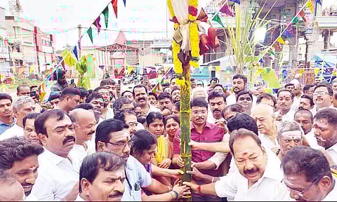 அருணாசலேஸ்வரர் கோவிலில் கார்த்திகை தீபத்திருவிழா பந்தக்கால் நடப்பட்டது