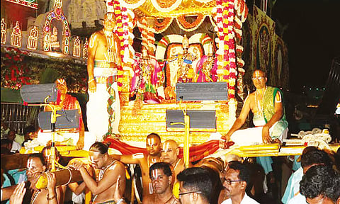 கல்ப விருட்சம், சர்வ பூபால வாகனங்களில் ஸ்ரீதேவி, பூதேவியுடன் மலையப்பசாமி உலா