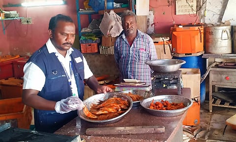 ஓட்டலில் உணவுபொருட்கள் ஆய்வு செய்யப்பட்ட காட்சி.