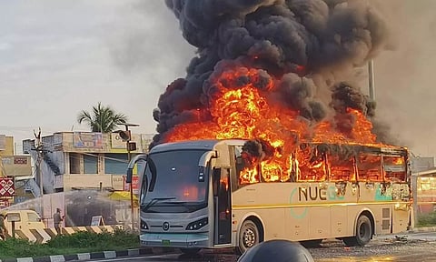 செம்பரம்பாக்கம் அருகே மற்றொரு பஸ் மோதியதில் ஆம்னி பஸ் தீப்பிடித்து எரிந்தது