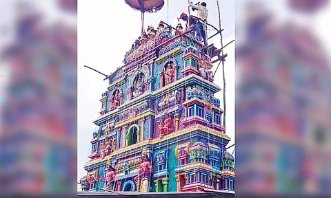 கோபுர கலசத்தில் புனிதநீர் ஊற்றி கும்பாபிஷேகம் நடந்தது.