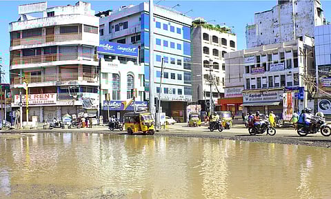 சந்திப்பு பஸ் நிலைய பகுதியில் மழை நீர் தேங்கி இருப்பதை படத்தில் காணலாம்.