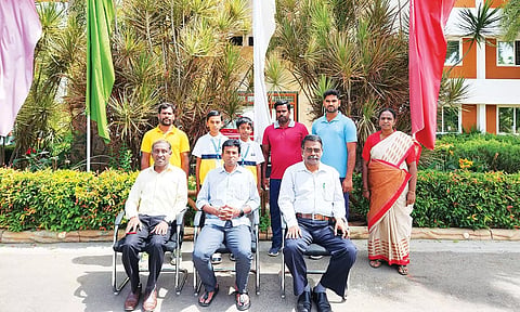 போட்டியில் வெற்றி பெற்ற பள்ளி மாணவர்களை படத்தில் காணலாம்.