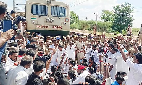 ரெயிலை முற்றுகையிட்டு மறியலில் ஈடுபட்ட அனைத்து கட்சியினர்.