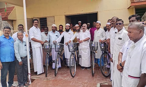  செஞ்சி மசூதிகளில் பணிபுரியும் உலமாக்களுக்கு இலவச சைக்கிள்களை அமைச்சர் செஞ்சி மஸ்தான் வழங்கினார்.