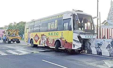 சாலை தடுப்பு கட்டையில் மோதி நின்ற தமிழக அரசு சொகுசு பஸ்.