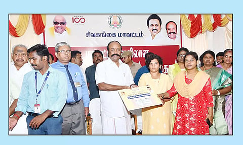 வங்கி கடன் அனுமதியை பயனாளிகளுக்கு அமைச்சர் பெரியகருப்பன் வழங்கினார். அருகில் கலெக்டர் ஆஷாஅஜித் மற்றும் பலர் உள்ளனர்.